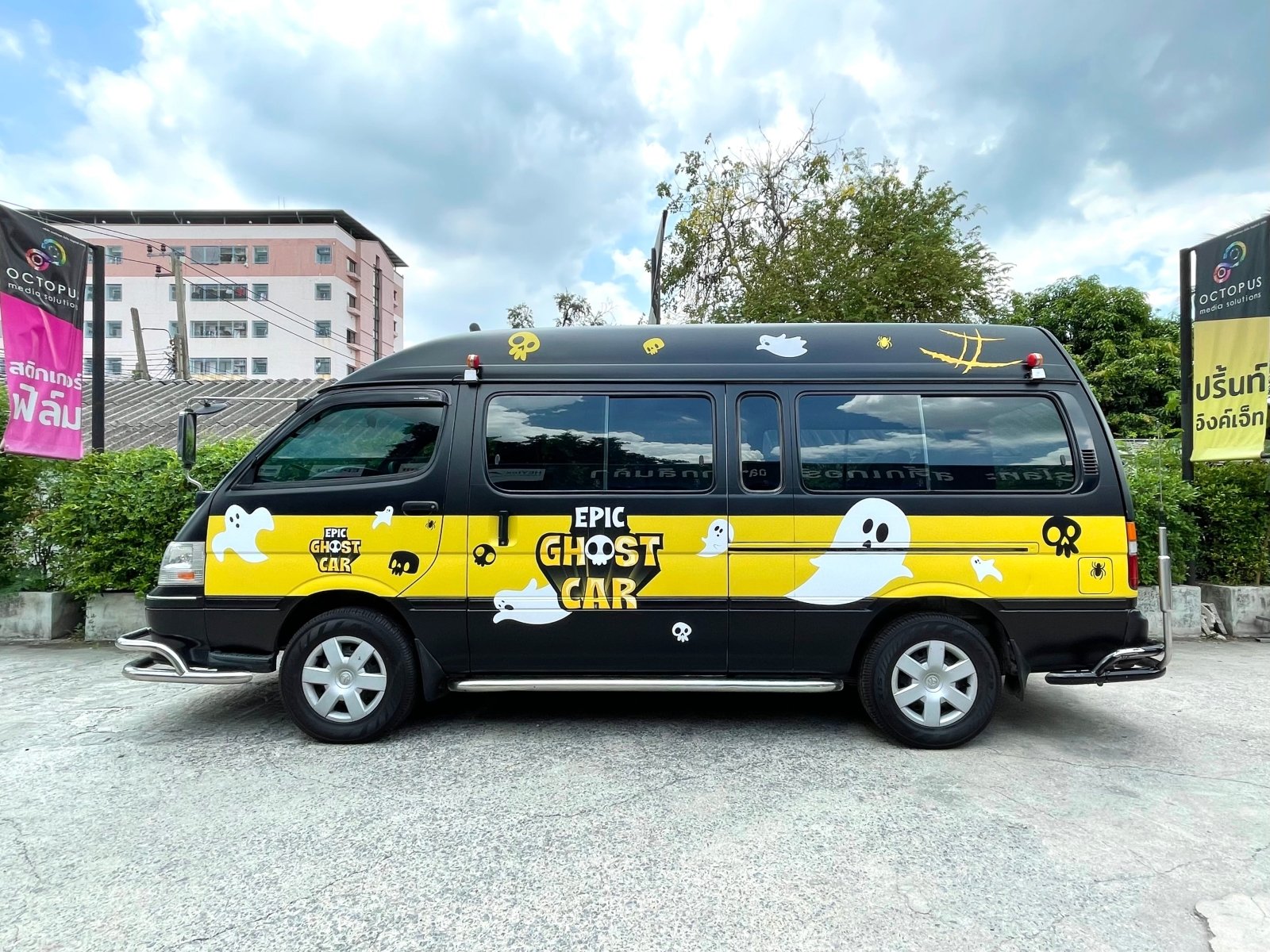 สติ๊กเกอร์ติดรถตู้ Van Wrap Sticker พิมพ์คมชัด วัสดุทนทาน เหมาะสำหรับโฆษณา โปรโมชัน และตกแต่งรถเพื่อสร้างเอกลักษณ์