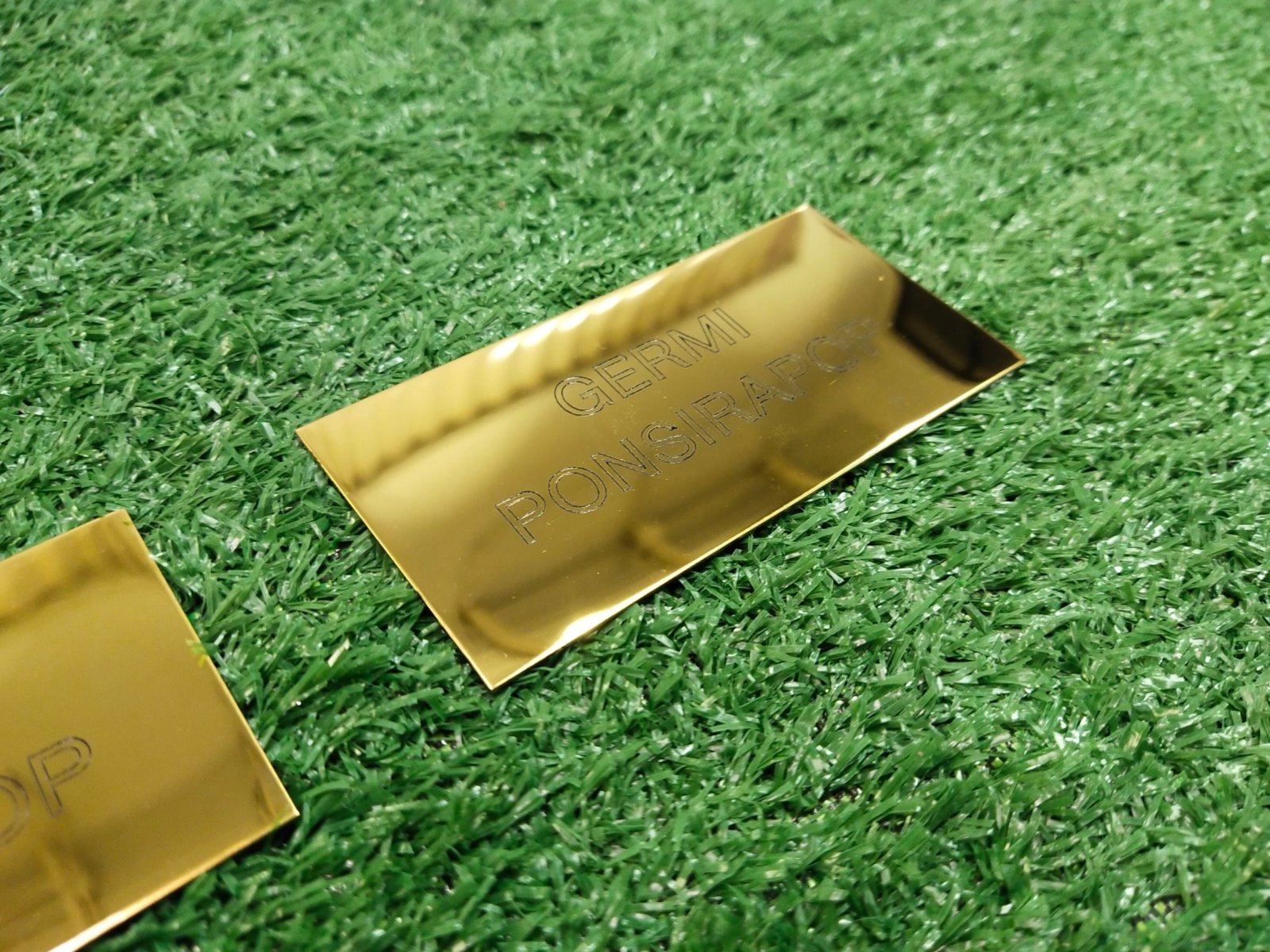 ป้ายสแตนเลส ทองเงา Mirror สวยหรู ทนทาน ใช้สำหรับป้ายชื่อบริษัท โลโก้องค์กร และตกแต่งอาคาร