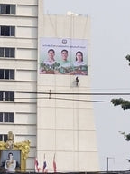 รับติดสติ๊กเกอร์อาคารสูง และป้ายติดตึก งานพิมพ์คมชัด ทีมช่างมืออาชีพ เหมาะสำหรับโฆษณา โปรโมชัน และสร้างภาพลักษณ์องค์กร