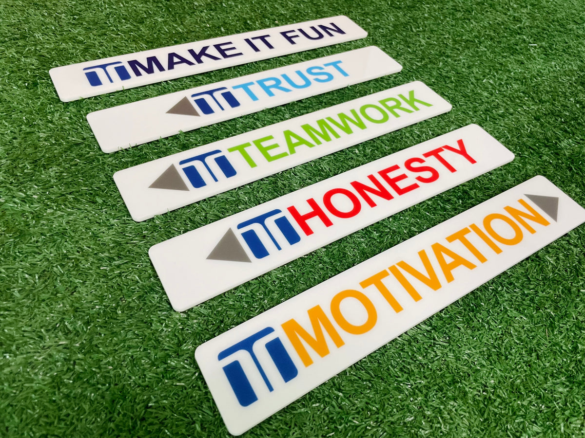 ป้ายอะคริลิคพิมพ์ยูวี แผ่นอะคริลิค และอะคริลิคติดสติ๊กเกอร์ พิมพ์คมชัด สีสวยทนทาน เหมาะสำหรับป้ายบริษัท ร้านค้า และงานตกแต่ง