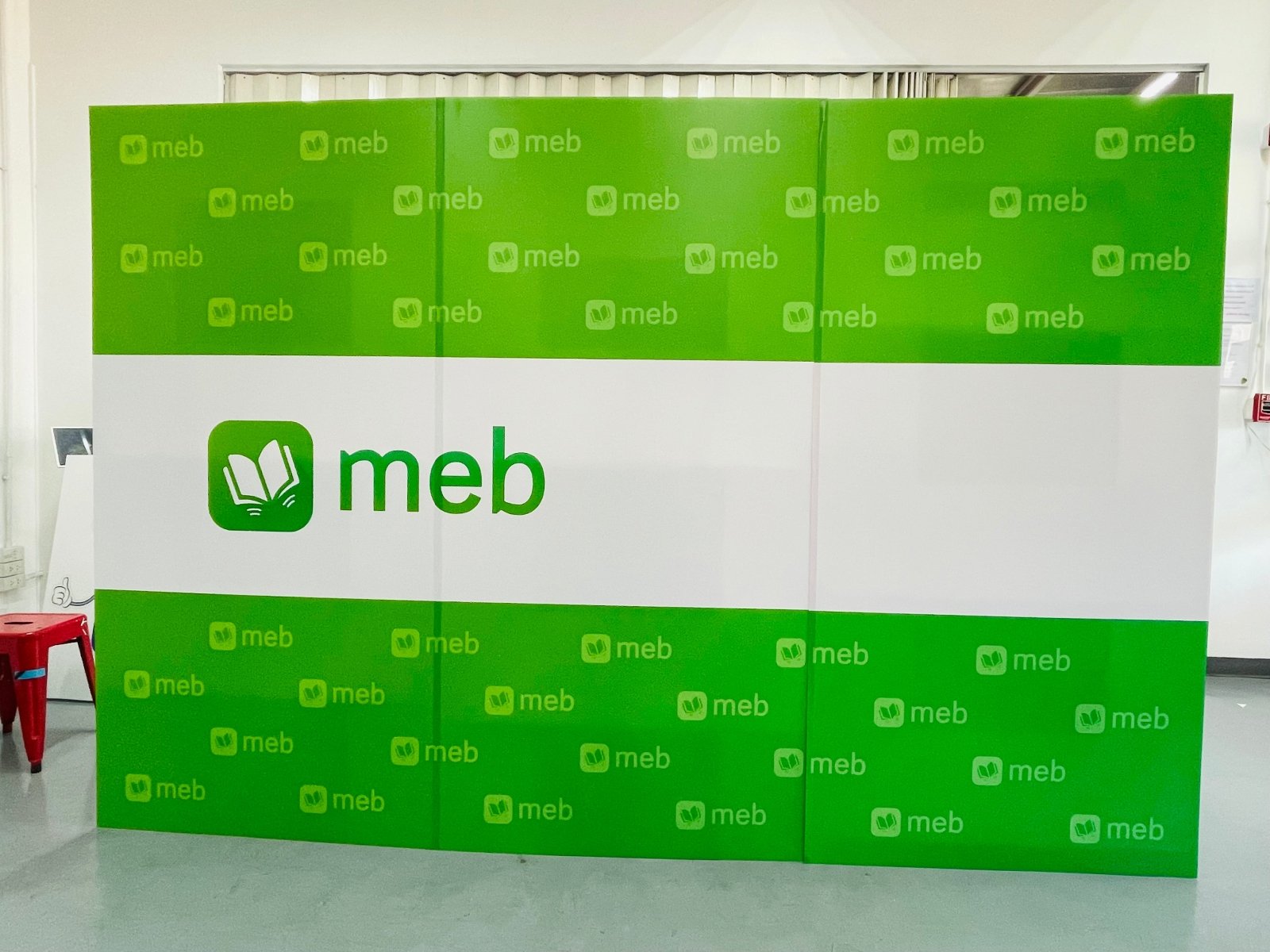 แบคดรอปฟิวเจอร์บอร์ด ฉากถ่ายรูปราคาถูก พิมพ์คมชัด น้ำหนักเบา ติดตั้งง่าย เหมาะสำหรับงานแต่ง งานอีเวนต์ และงานถ่ายภาพ