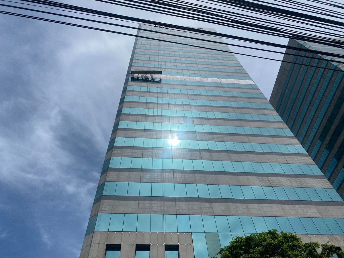 งานลอกสติ๊กเกอร์ตึกสูงติดตั้งใหม่ ขึ้นกอนโดล่า - Octopus Media Solutions