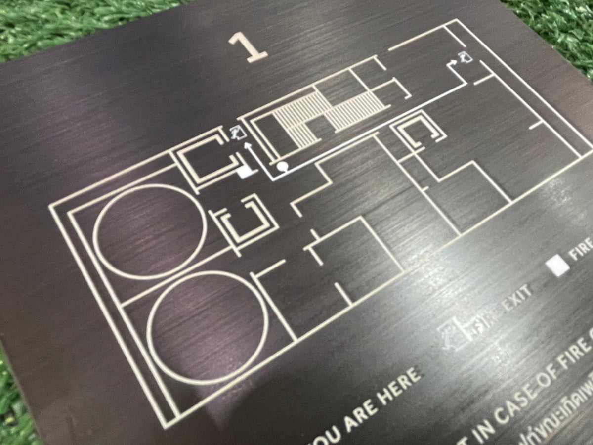 ป้ายสแตนเลสดำแฮร์ไลน์ ดีไซน์หรูหรา แข็งแรง ทนทาน เหมาะสำหรับป้ายบริษัทและงานตกแต่งอาคาร