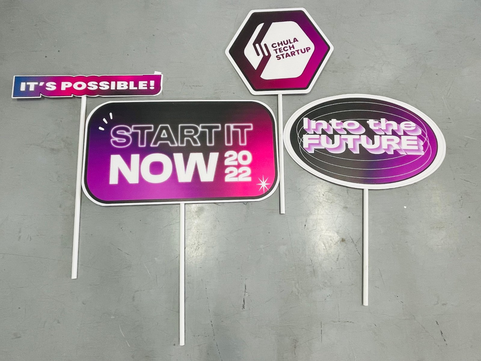 ป้ายถือถ่ายรูป ป้ายพร็อพ สำหรับงานแต่ง งานอีเวนต์ และปาร์ตี้ ดีไซน์น่ารัก พิมพ์คมชัด เพิ่มความสนุกในการถ่ายภาพ