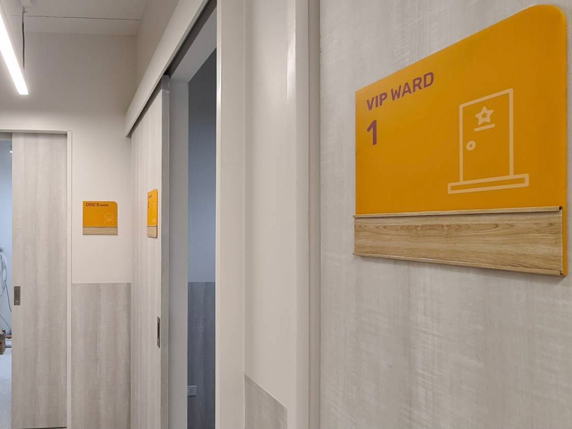 ป้ายโรงพยาบาลสัตว์ ดีไซน์ชัดเจน ทนทาน เหมาะสำหรับคลินิกรักษาสัตว์ โรงพยาบาล และองค์กรเกี่ยวกับสัตว์เลี้ยง