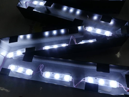 อักษรไฟออกหลัง ปิดหลังอะคริลิค กันสะท้อนเม็ดไฟ สวยหรู เหมาะสำหรับป้ายร้านค้าและอาคาร