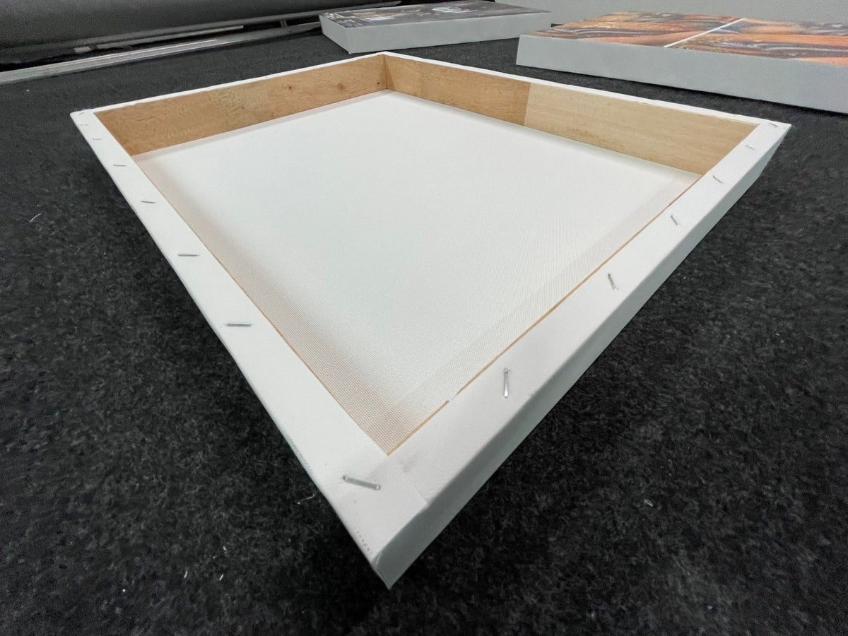 รูปติดผนัง ภาพแคนวาส และรูปกรอบลอย พิมพ์คมชัด สีสวยทนทาน เหมาะสำหรับตกแต่งบ้าน ร้านค้า และออฟฟิศ