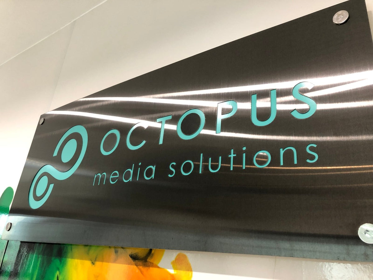 ป้ายสแตนเลสดำแฮร์ไลน์ ดีไซน์หรูหรา แข็งแรง ทนทาน เหมาะสำหรับป้ายบริษัทและงานตกแต่งอาคาร