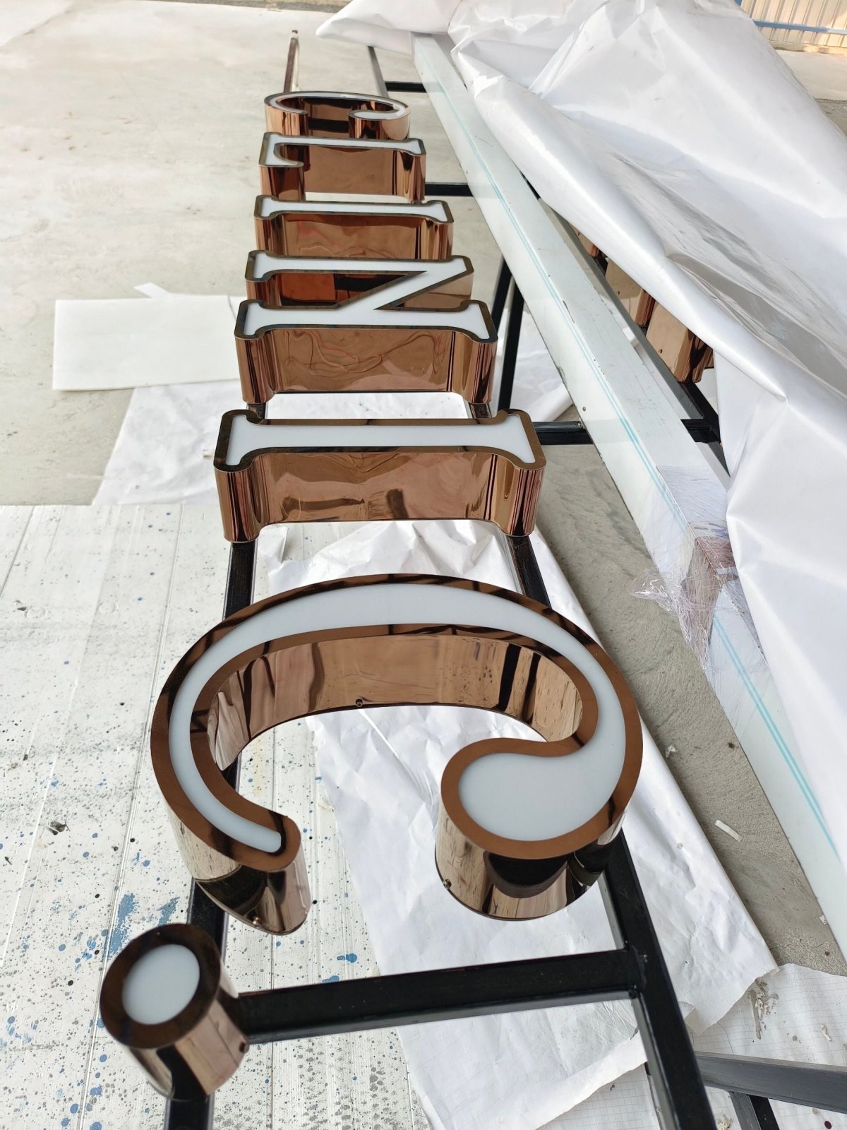 ป้ายสแตนเลสคอปเปอร์ Mirror เงาทองแดงหรูหรา แข็งแรง เหมาะสำหรับป้ายบริษัทและอาคารพาณิชย์