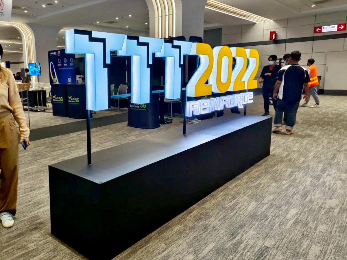 ป้ายโลโก้ตั้งพื้น และป้ายตั้งประกอบฉากถ่ายรูป ดีไซน์สวยสะดุดตา เหมาะสำหรับงานอีเวนต์ งานเปิดตัวสินค้า และการโปรโมทร้านค้า