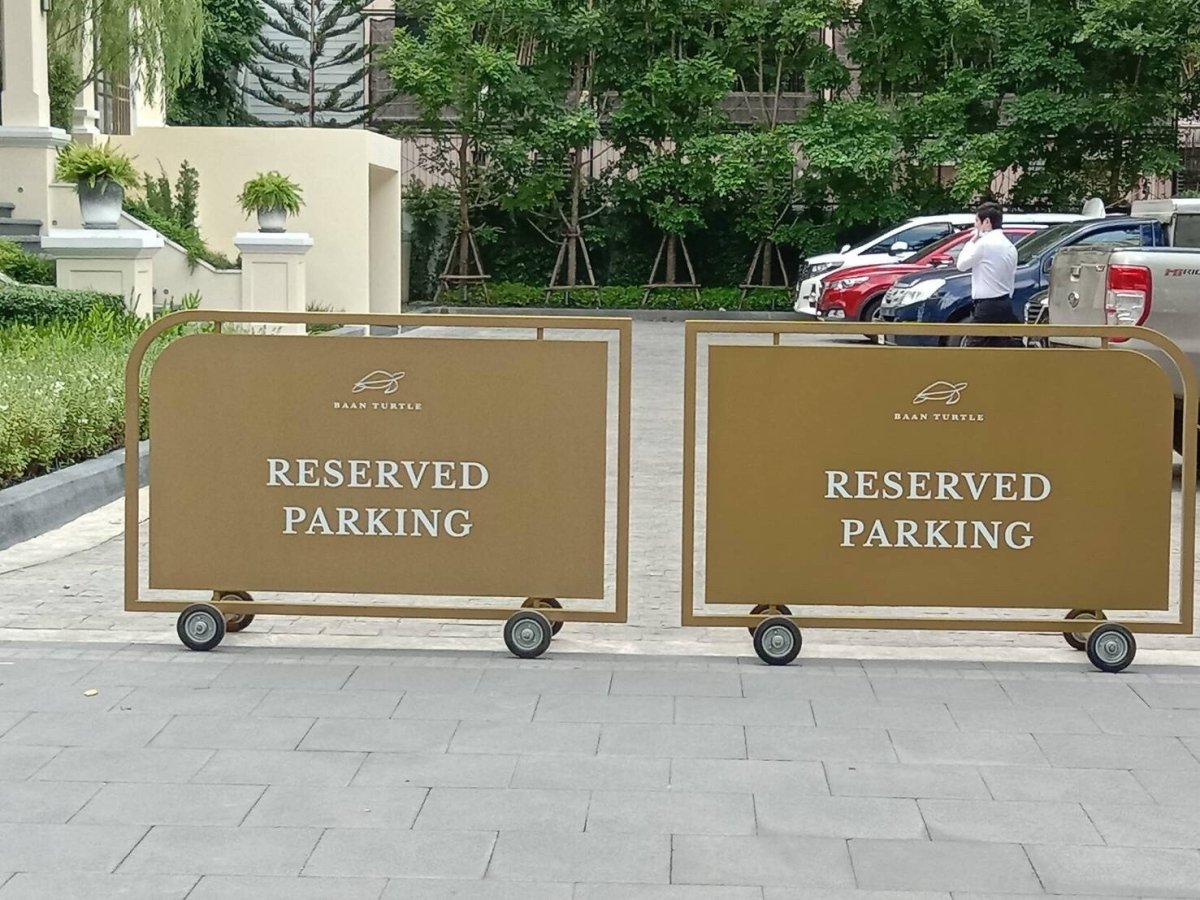 ป้ายล้อเลื่อน ป้ายตั้งมีล้อลาก และที่กั้นจอดรถ เคลื่อนย้ายสะดวก แข็งแรง ทนทาน เหมาะสำหรับงานจราจร ความปลอดภัย และป้ายเตือน