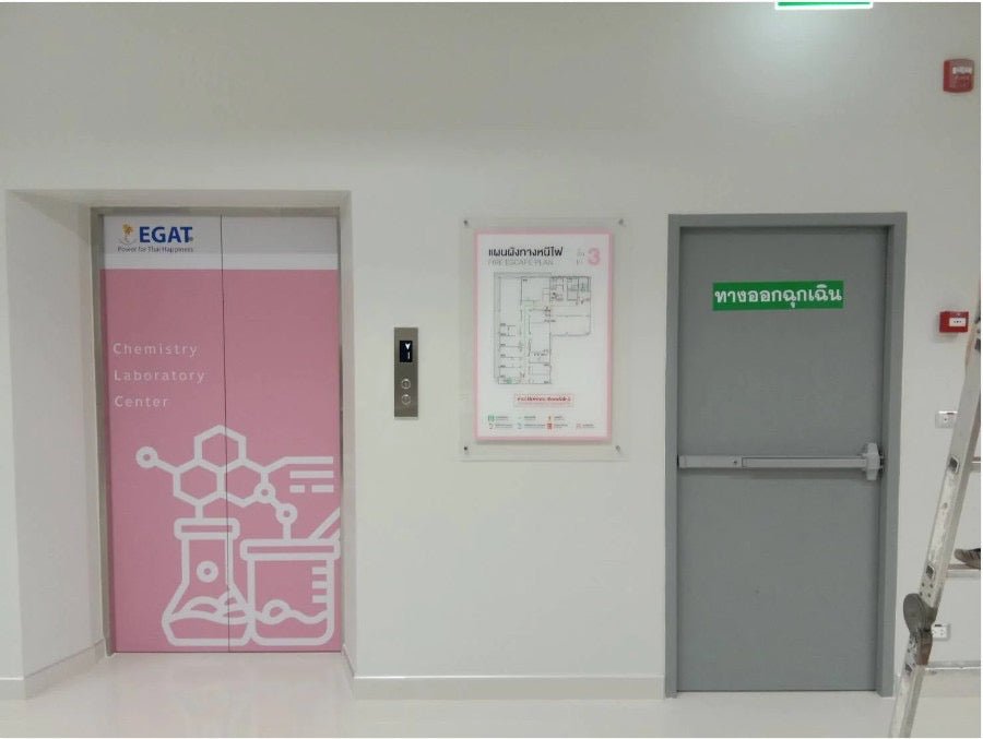 ป้ายอะคริลิคใส ประกบใส่รูปภาพ โปร่งใส คมชัด เหมาะสำหรับโชว์รูม ออฟฟิศ และงานแสดงสินค้า