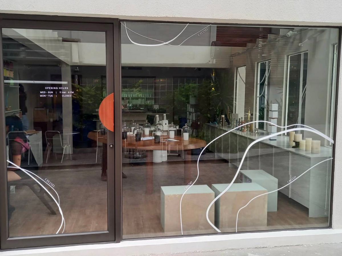 สติ๊กเกอร์ไดคัท และสติ๊กเกอร์ติดกระจกหน้าร้าน พิมพ์คมชัด สีสวยทนทาน เหมาะสำหรับงานตกแต่งร้านค้า โปรโมชัน และโฆษณา