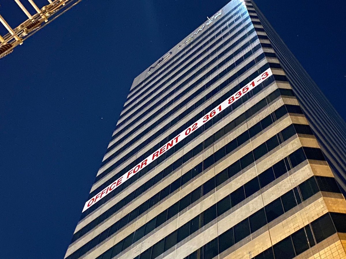 งานลอกสติ๊กเกอร์ตึกสูงติดตั้งใหม่ - Octopus Media Solutions