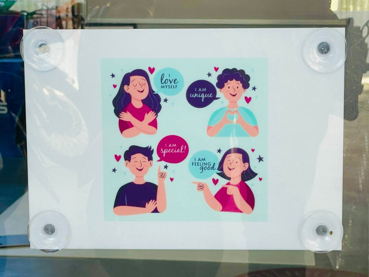 ป้ายจุ๊บติดกระจก และป้ายแขวนติดจุ๊บ ติดตั้งง่าย เคลื่อนย้ายสะดวก เหมาะสำหรับป้ายร้านค้า ป้ายโปรโมชั่น และงานประชาสัมพันธ์