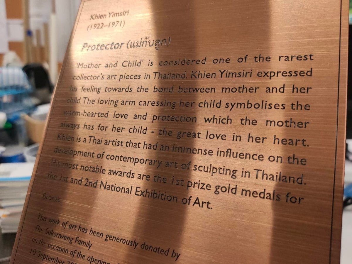 ป้ายสแตนเลส คอปเปอร์ แฮร์ไลน์ โทนทองแดงหรูหรา ทนทาน เหมาะสำหรับป้ายองค์กรและอาคารพาณิชย์