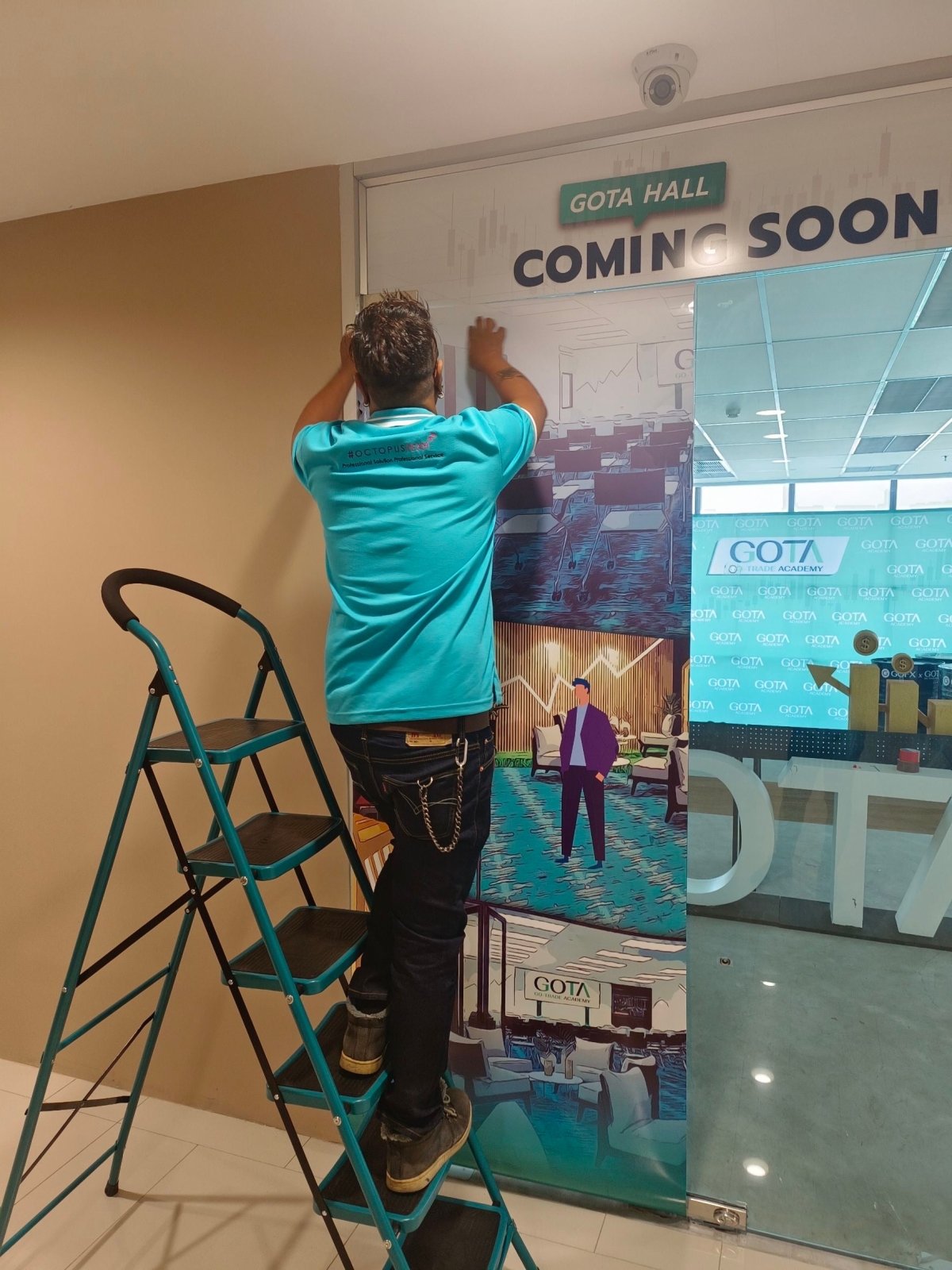 สติ๊กเกอร์ติดประตูกระจก พิมพ์คมชัด สีสดใส เหมาะสำหรับร้านค้า สำนักงาน และงานตกแต่งอาคาร