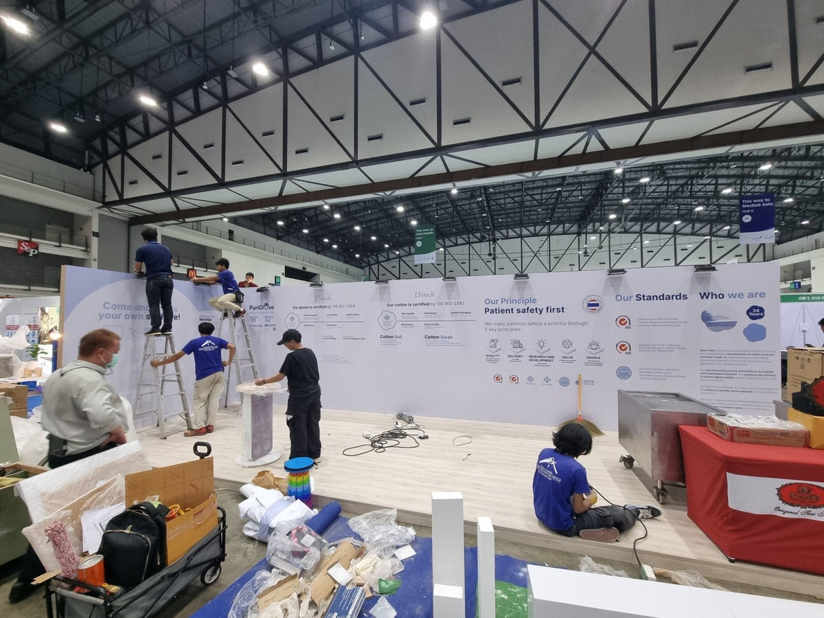 รับทำบูธแสดงสินค้า บูธออกงานอีเวนต์ และบูธ Expo ดีไซน์สวย พิมพ์คมชัด โครงสร้างแข็งแรง เหมาะสำหรับงานโปรโมชันและนิทรรศการ