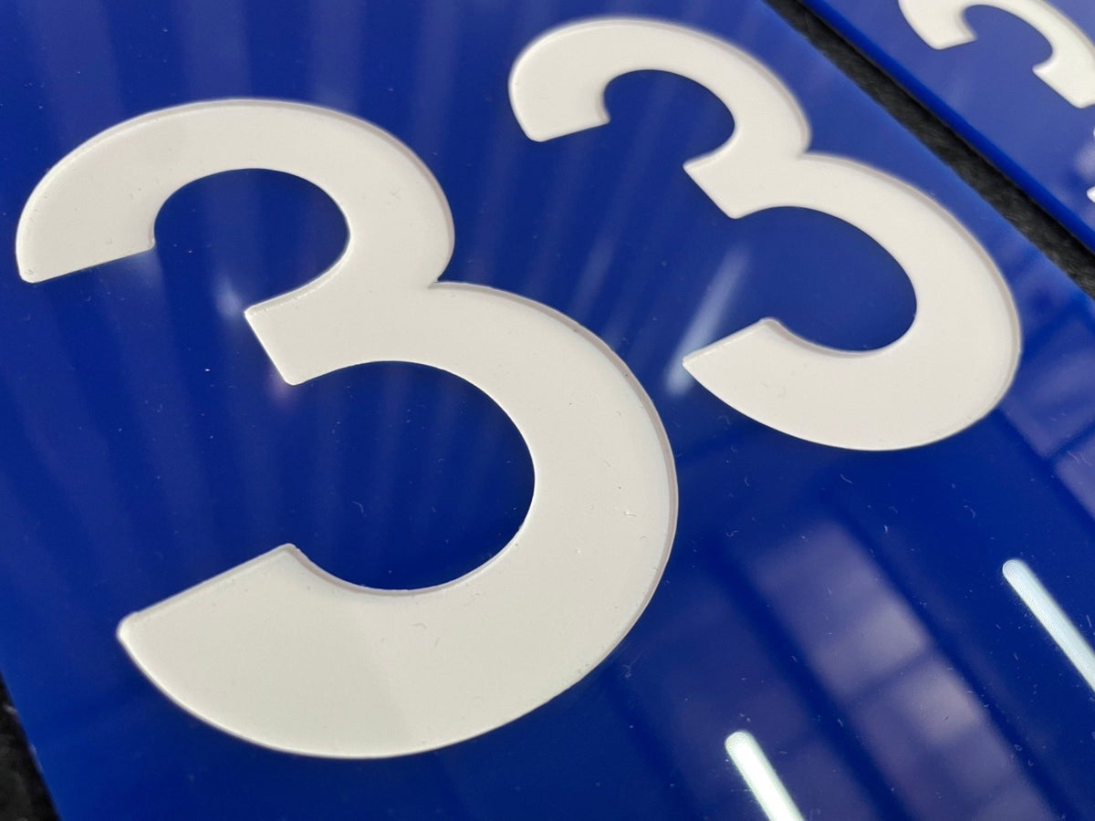 เซาะร่องอะคริลิค Laser Marking งานพิมพ์และแกะสลักคมชัด เนี้ยบหรู เหมาะสำหรับป้ายชื่อ ป้ายบริษัท และงานตกแต่งพิเศษ