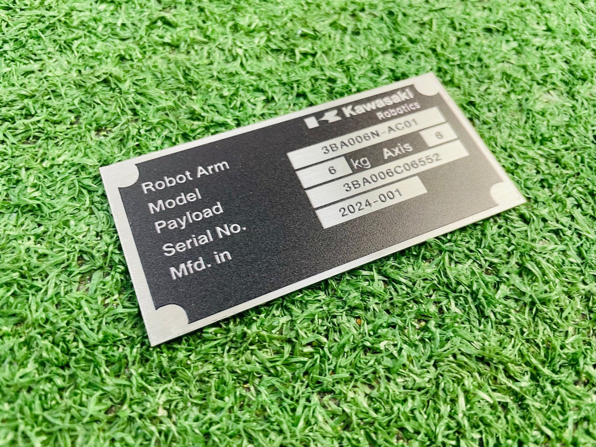 ป้ายเนมเพลท เนมแทก และป้ายกัดกรดเซาะร่อง ตัวอักษรคมชัด ทนทาน เหมาะสำหรับป้ายชื่อบริษัท เครื่องจักร และงานอุตสาหกรรม