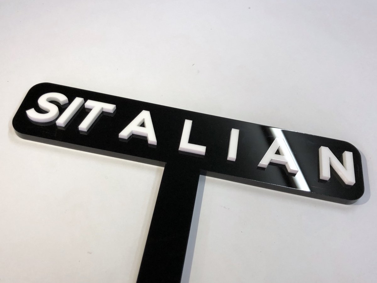 ป้ายไมค์ โลโก้ไมค์ และป้ายหัวไมค์ พิมพ์คมชัด ดีไซน์สวย เหมาะสำหรับงานอีเวนต์ สื่อประชาสัมพันธ์ รายการทีวี และงานโปรโมชัน