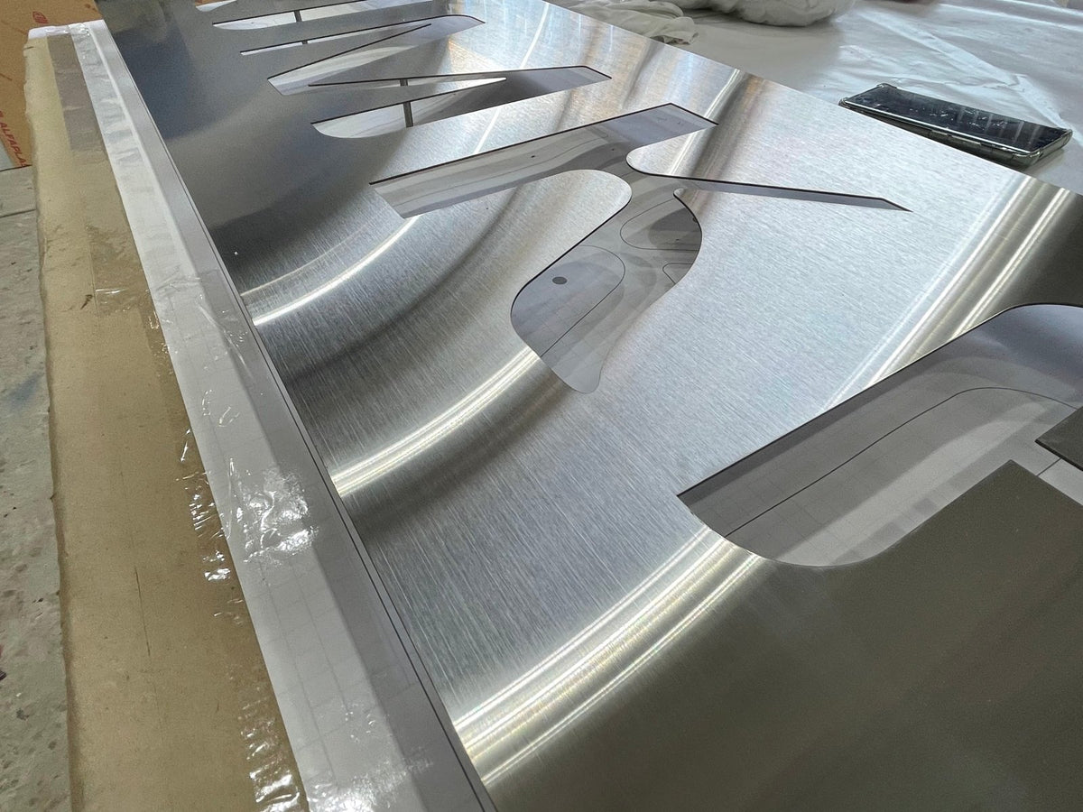 ป้ายโลหะฉลุเลเซอร์ และป้ายเหล็กฉลุเลเซอร์ ตัดคมชัด ดีไซน์สวยงาม ทนทาน เหมาะสำหรับป้ายบริษัท ร้านค้า และงานตกแต่ง