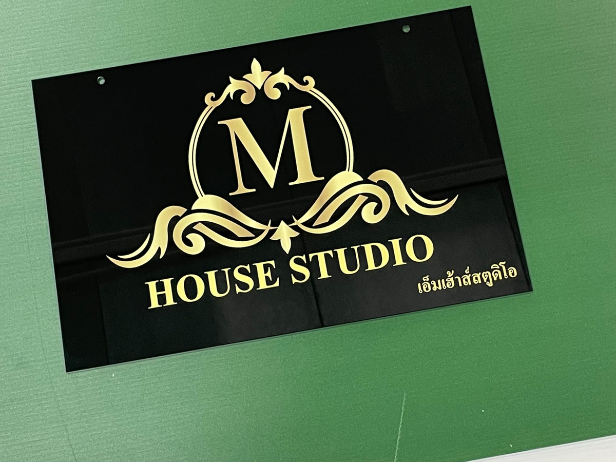 ป้ายอะคริลิคพิมพ์ยูวี แผ่นอะคริลิค และอะคริลิคติดสติ๊กเกอร์ พิมพ์คมชัด สีสวยทนทาน เหมาะสำหรับป้ายบริษัท ร้านค้า และงานตกแต่ง