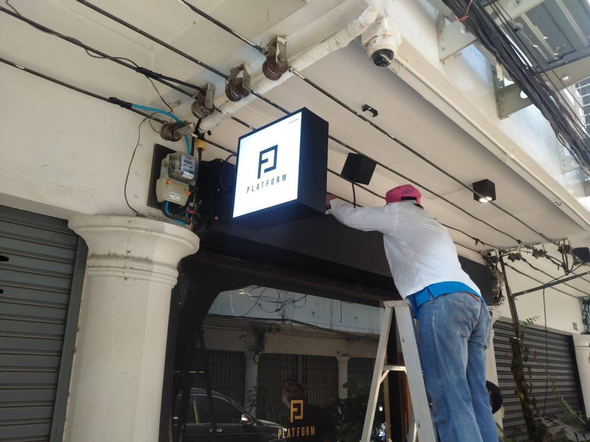 รับทำป้ายไฟหน้าร้าน แขวนจากฝ้า ติดยื่นจากผนัง สั่งทำได้ตามแบบ