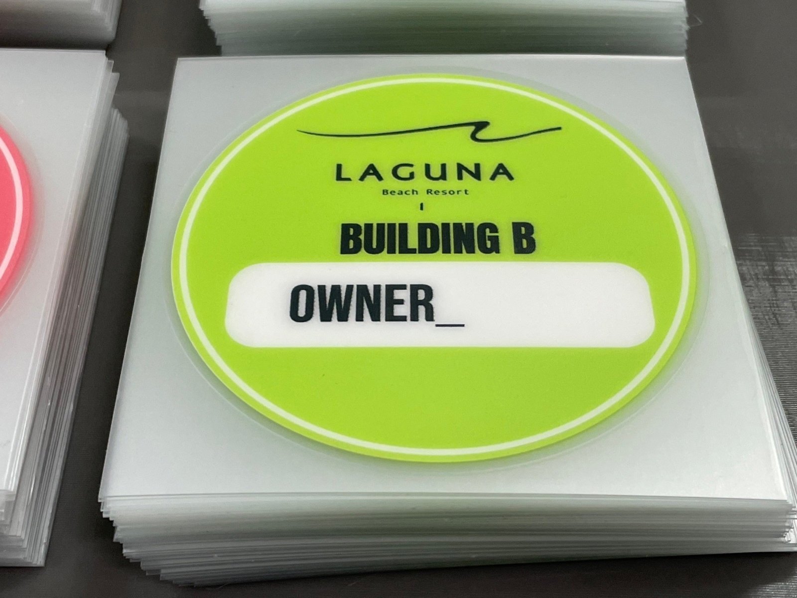 ป้ายสูญญากาศ ติดกระจกรถ เข้า-ออกหมู่บ้าน