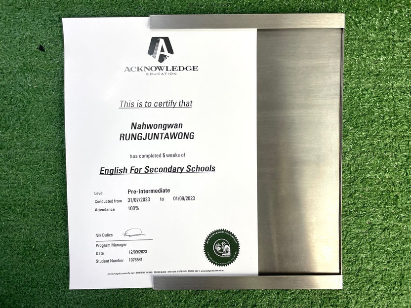 กรอบสแตนเลส กรอบป้ายสอดสแตนเลส แข็งแรง ทนทาน เหมาะสำหรับอาคารสำนักงานและโครงการ