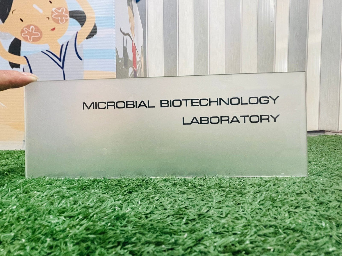 ป้ายอะคริลิคใส และพิมพ์อะคริลิคใส โปร่งใส พิมพ์คมชัด ดีไซน์หรูหรา เหมาะสำหรับป้ายบริษัท ร้านค้า และงานตกแต่งอาคาร