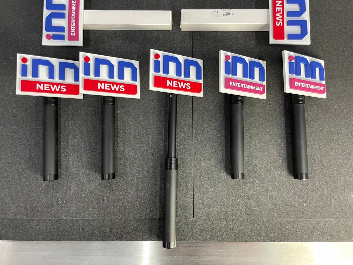 ป้ายไมค์ โลโก้ไมค์ และป้ายหัวไมค์ พิมพ์คมชัด ดีไซน์สวย เหมาะสำหรับงานอีเวนต์ สื่อประชาสัมพันธ์ รายการทีวี และงานโปรโมชัน