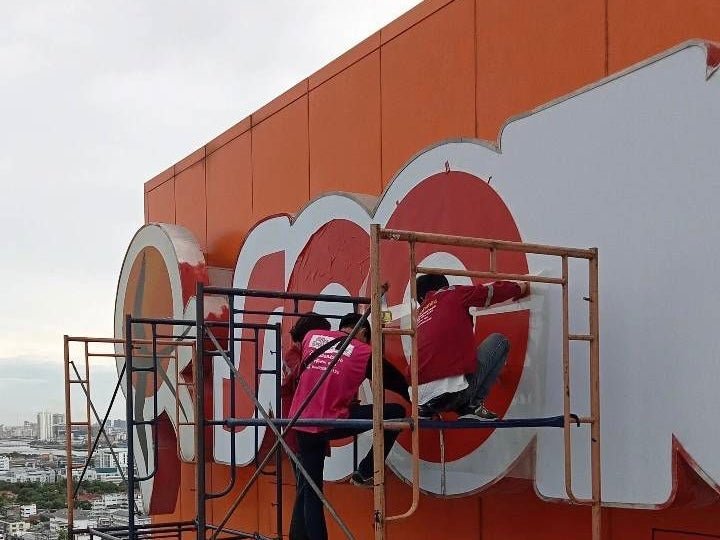 ป้ายกล่องไฟไวนิล และป้ายไฟไวนิลโปร่งแสง Backlit ให้แสงสว่างชัดเจน เหมาะสำหรับงานโฆษณา ป้ายหน้าร้าน และสื่อโปรโมชัน