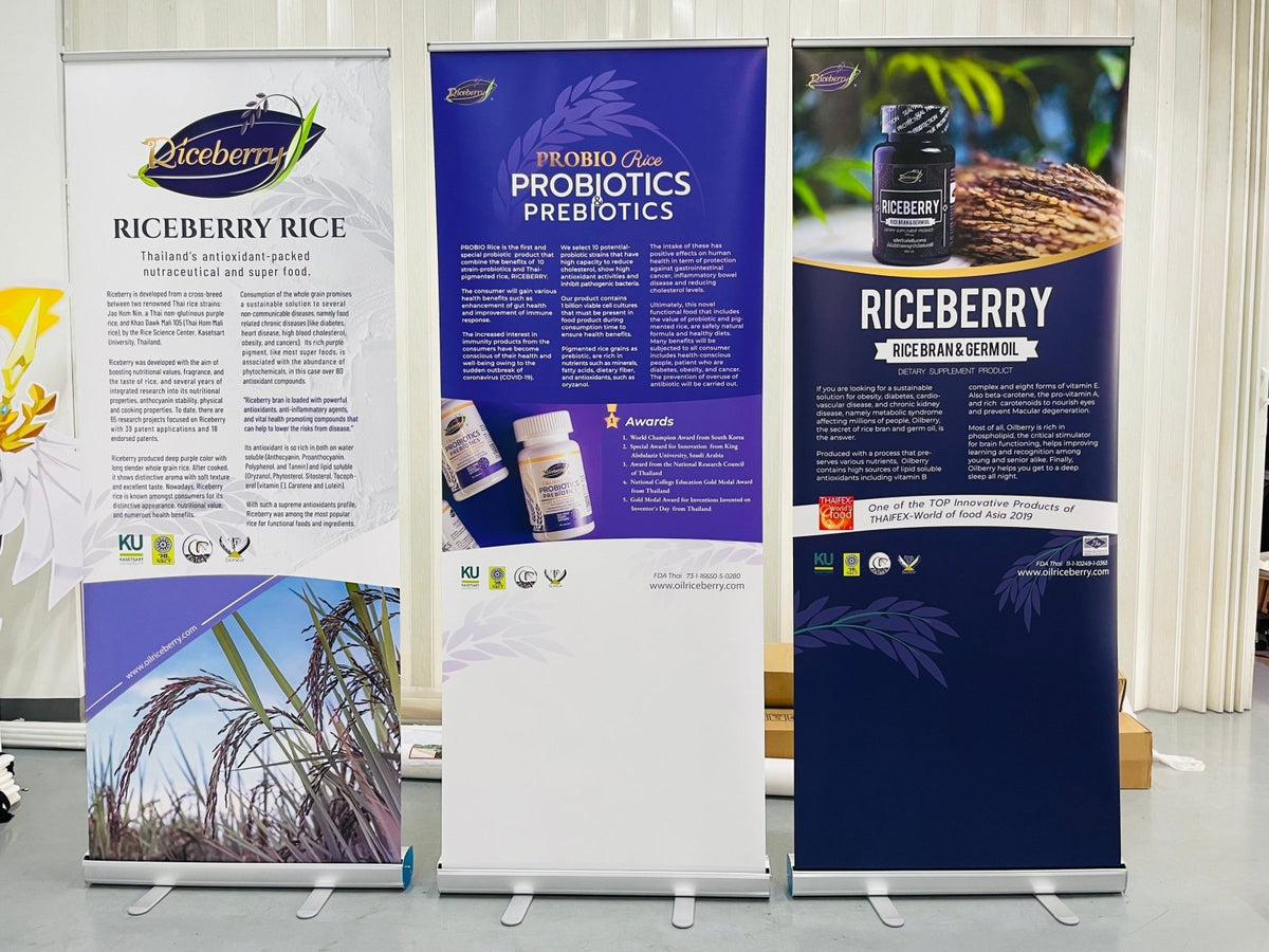 ป้าย Roll Up สำหรับออกบูธ งานแสดงสินค้า และโปรโมทร้านค้า Roll Up Printing ป้ายโฆษณาพร้อมโลโก้และข้อความโปรโมต