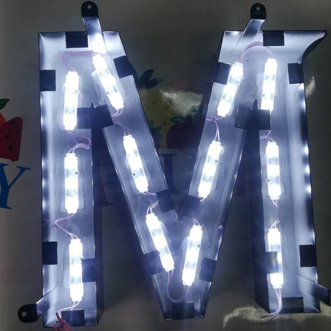 อักษรไฟออกหลัง ปิดหลังอะคริลิค กันสะท้อนเม็ดไฟ สวยหรู เหมาะสำหรับป้ายร้านค้าและอาคาร