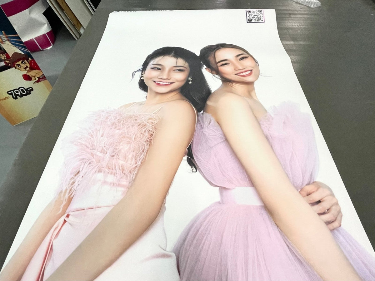 พิมพ์โปสเตอร์โฆษณาสินค้า Poster Ad โปสเตอร์ขนาดใหญ่ พิมพ์คมชัด สีสด เหมาะสำหรับงานโปรโมชัน โฆษณา และตกแต่งร้าน