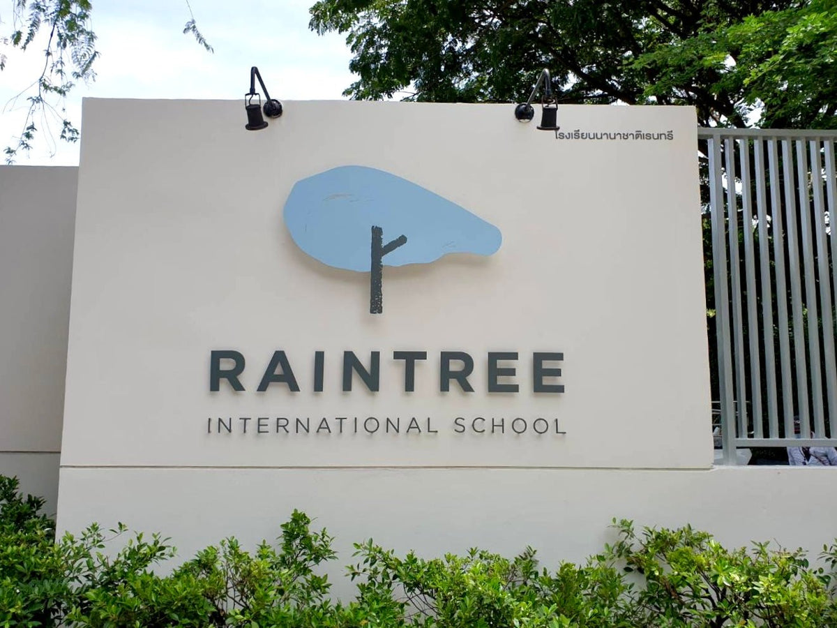 ป้ายบริษัทหน้าทางเข้า ป้ายติดกำแพง และป้ายติดรั้ว ดีไซน์สวย ทนทาน เหมาะสำหรับสร้างภาพลักษณ์องค์กรและเพิ่มความน่าเชื่อถือ