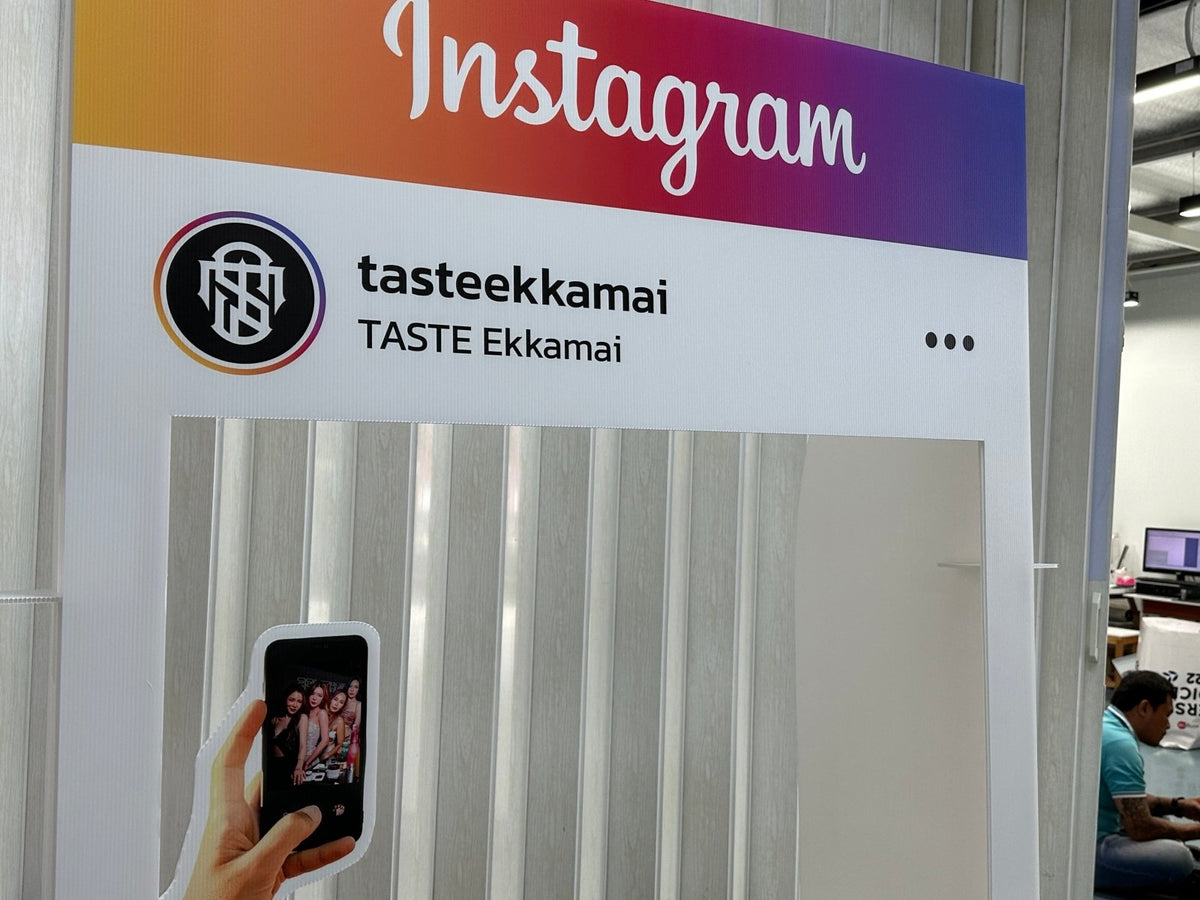 กรอบป้าย Instagram และ Facebook ดีไซน์เหมือนหน้าฟีดโซเชียล เหมาะสำหรับงานอีเวนต์ งานถ่ายภาพ และกิจกรรมโปรโมชัน