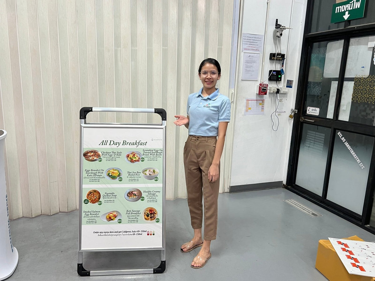 ป้ายตั้งพื้นสำเร็จรูป อลูมิเนียม พับเก็บได้ แข็งแรง ใช้งานสะดวก เหมาะสำหรับอีเวนต์และหน้าร้าน