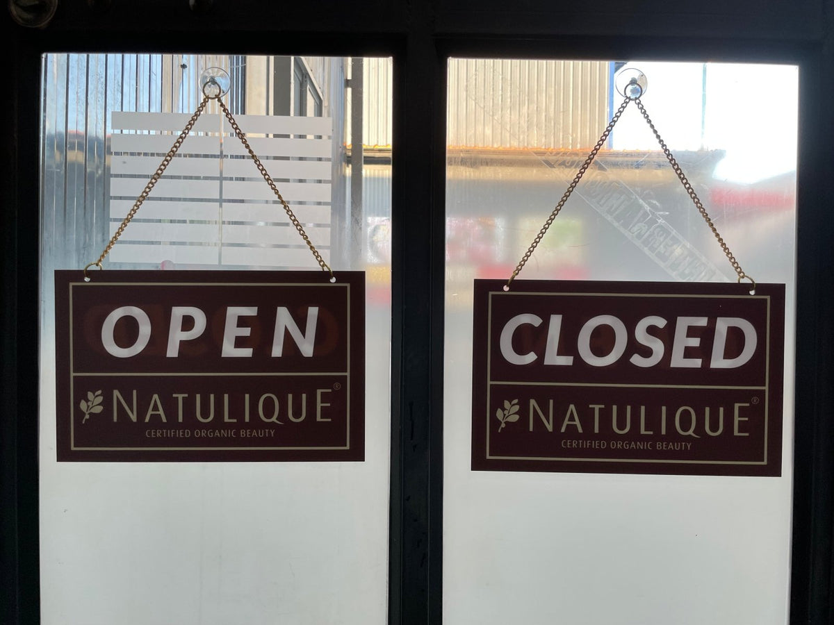 ป้ายแขวน ป้ายคล้องโซ่ และป้ายห้อย พิมพ์คมชัด แข็งแรง ใช้งานสะดวก เหมาะสำหรับป้ายร้านค้า ป้ายประชาสัมพันธ์ และงานอีเวนต์