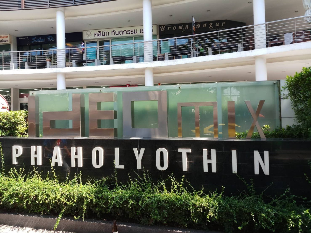 ป้ายสแตนเลสเงินแฮร์ไลน์ ผิวด้านหรูหรา แข็งแรง ทนทาน เหมาะสำหรับป้ายบริษัทและงานตกแต่งอาคาร