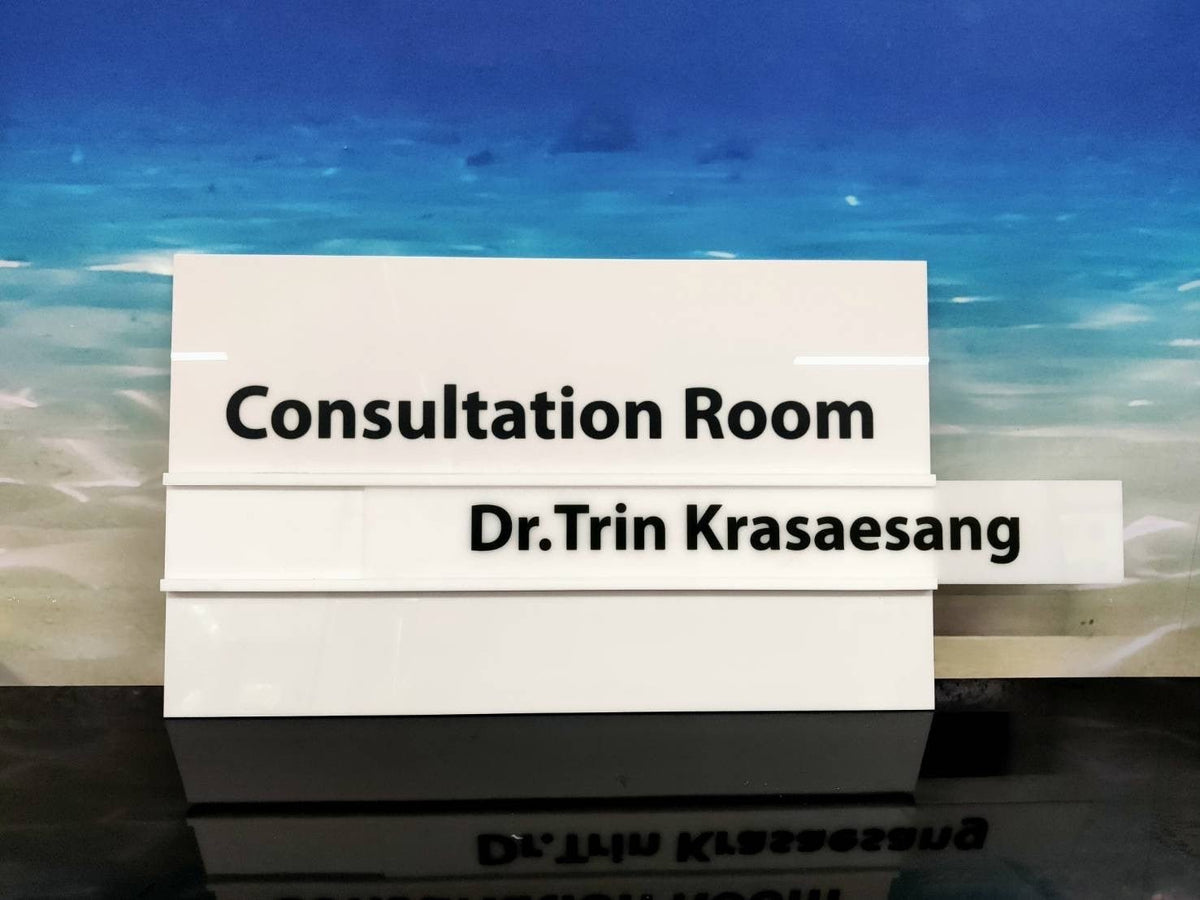 ป้ายรางสอดอะคริลิค ใส่ข้อมูลเปลี่ยนง่าย เหมาะสำหรับป้ายหน้าห้อง ป้ายสำนักงาน และอาคาร