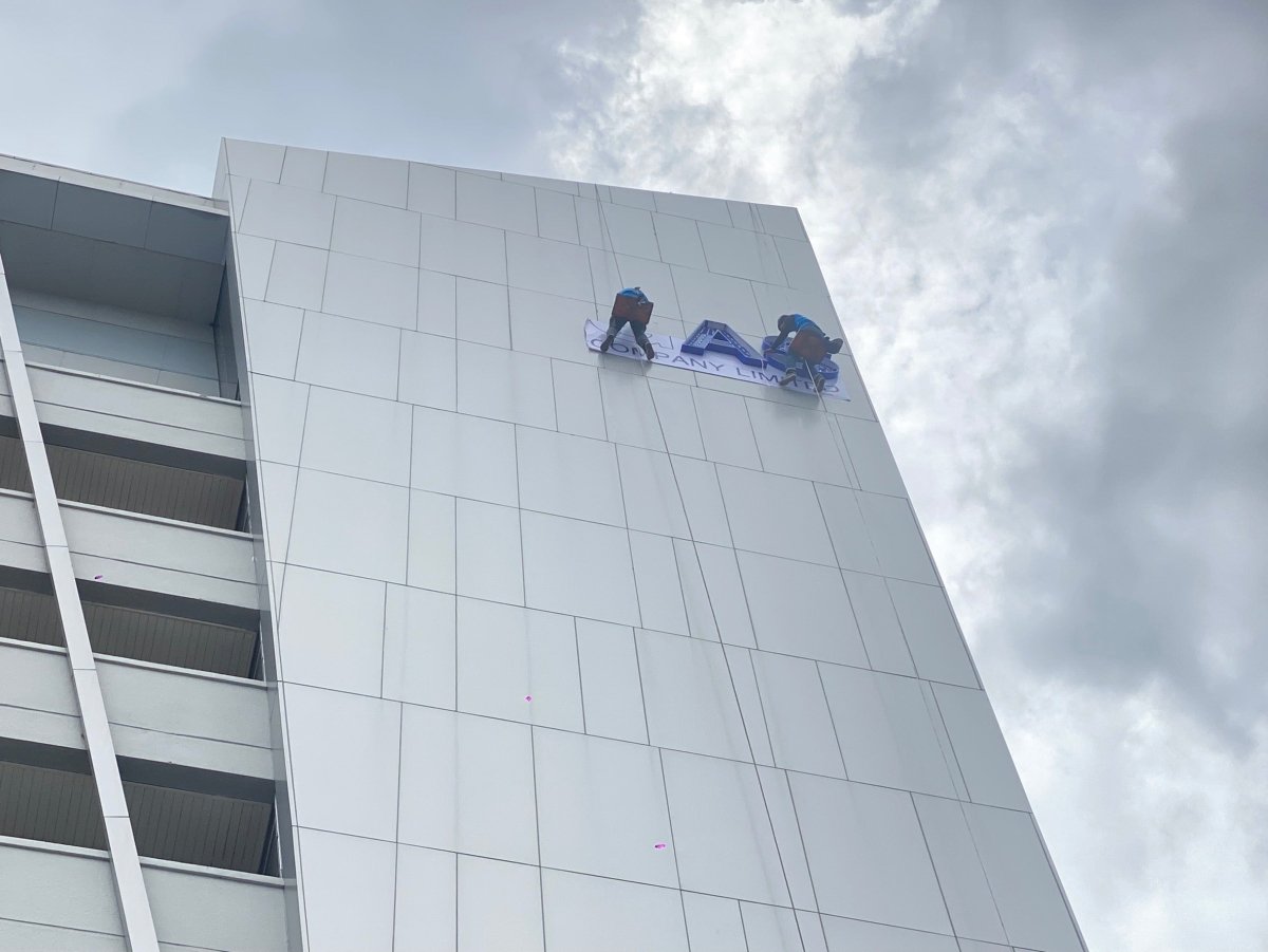 รับติดสติ๊กเกอร์อาคารสูง และป้ายติดตึก งานพิมพ์คมชัด ทีมช่างมืออาชีพ เหมาะสำหรับโฆษณา โปรโมชัน และสร้างภาพลักษณ์องค์กร