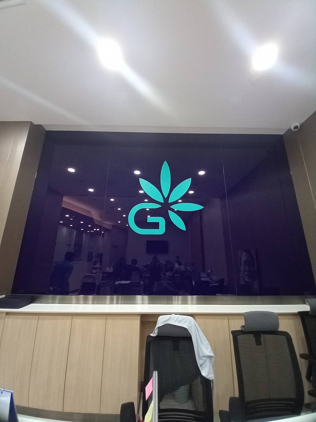 ป้ายอะคริลิค ชื่อบริษัท ติดผนัง พิมพ์ยูวีคมชัด ดีไซน์เรียบหรู เหมาะสำหรับออฟฟิศและองค์กร