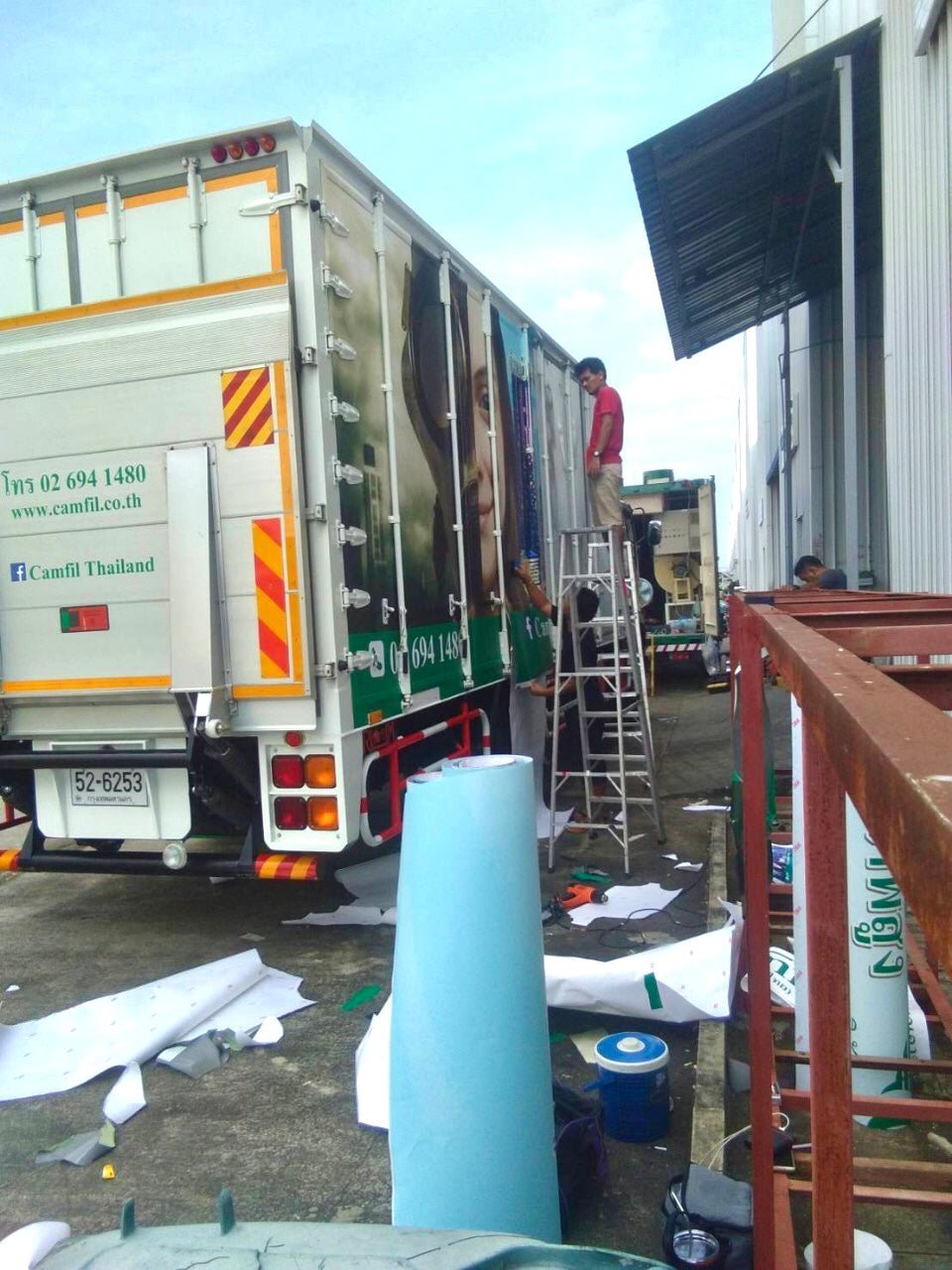 สติ๊กเกอร์ติดรถ 6 ล้อ พิมพ์คมชัด วัสดุทนทาน เหมาะสำหรับโฆษณา โปรโมชัน และสร้างเอกลักษณ์แบรนด์