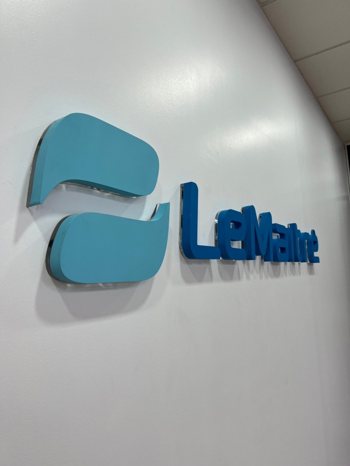 ป้ายบริษัท ติดผนัง - ป้าย ป้ายบริษัท ป้ายสแตนเลส Signage