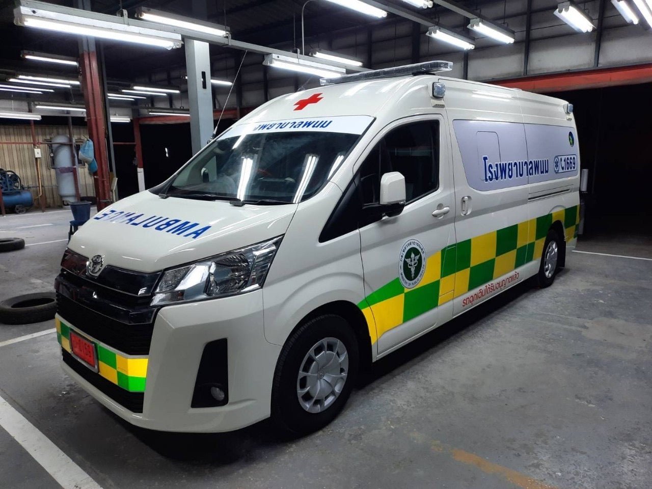 สติ๊กเกอร์ติดรถฉุกเฉิน Ambulance Sticker พิมพ์คมชัด สะท้อนแสงได้ เหมาะสำหรับรถพยาบาล รถกู้ชีพ และยานพาหนะฉุกเฉินทุกประเภท