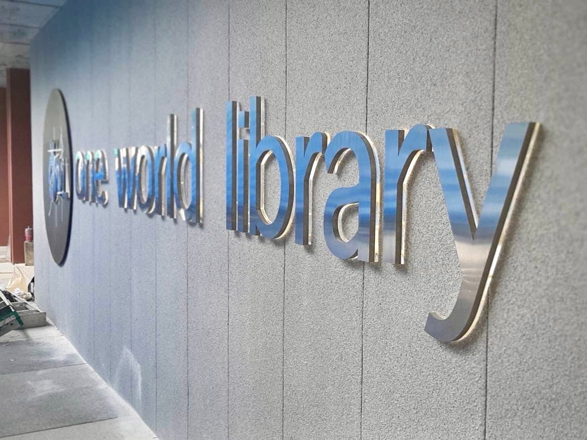 ตัวอักษรไฟ LED ป้ายไฟ และป้ายไฟโลโก้ สว่างคมชัด ดีไซน์หรูหรา เหมาะสำหรับป้ายร้านค้า บริษัท และงานตกแต่งอาคาร