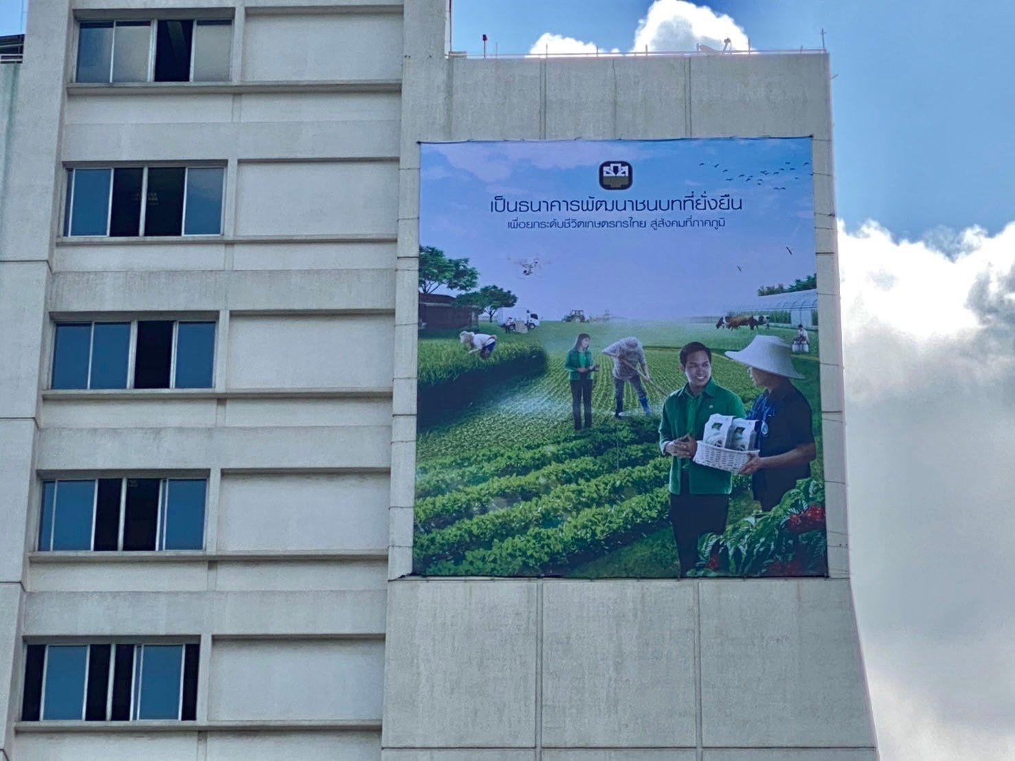 ป้ายไวนิลร้อยท่อ พุ๊กติดตึก แข็งแรง ทนแดดฝน เหมาะสำหรับป้ายโครงการ ป้ายประชาสัมพันธ์ และโฆษณา