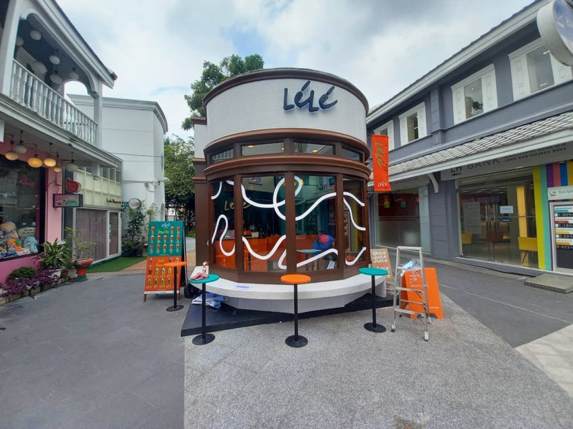 สติ๊กเกอร์ติดกระจก ทึบแสง กันแดด และโปร่งแสง พิมพ์คมชัด ช่วยลดแสงแดด เพิ่มความเป็นส่วนตัว เหมาะสำหรับอาคารและร้านค้า